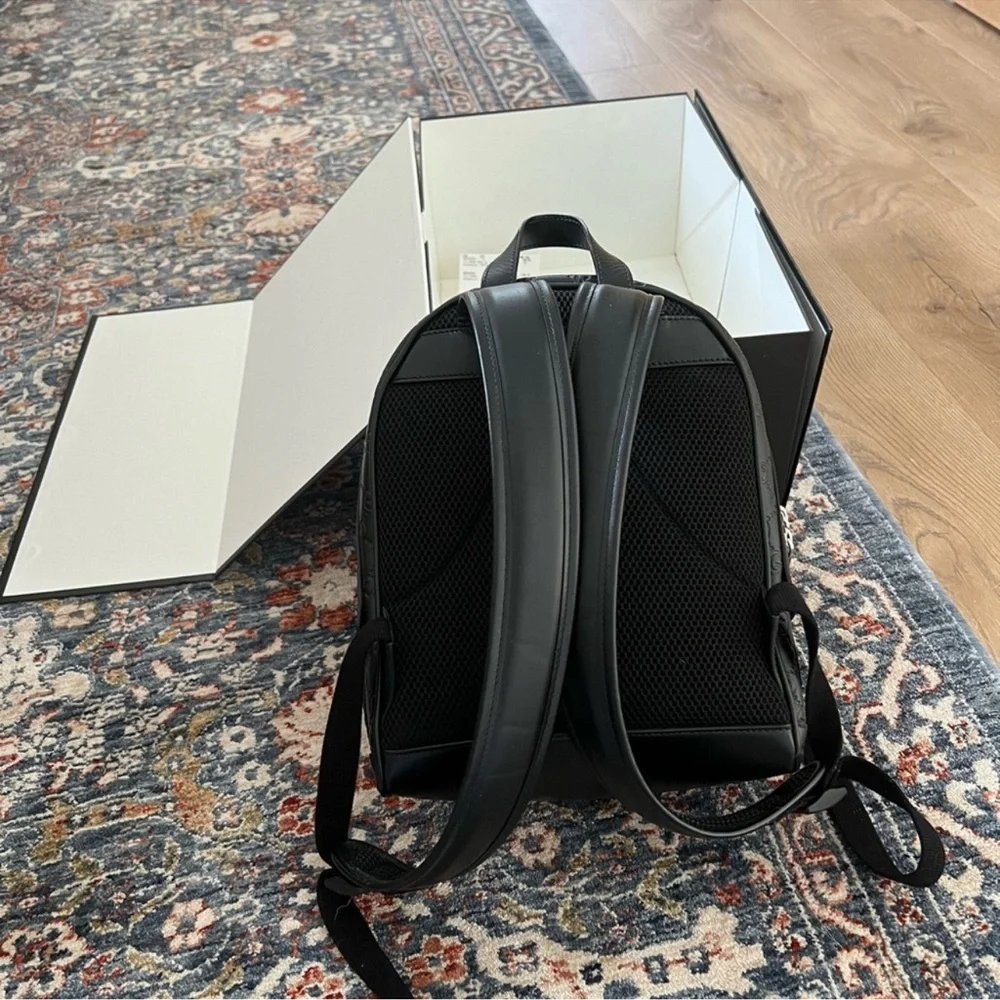 Gucci Black Modern Backpack Sleek Design - Picture 7 of 7